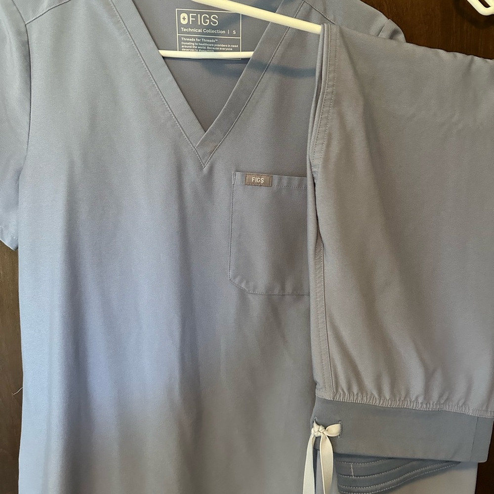 Figs vapor blues space dye small scrub set